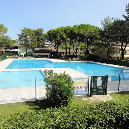 Villa With Garden And Pool Access In