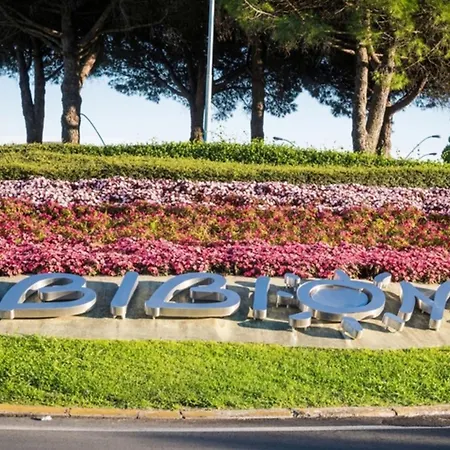 Villa With Garden And Pool Access In Bibione