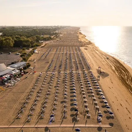 With Garden And Pool Access In וילה ביביונה